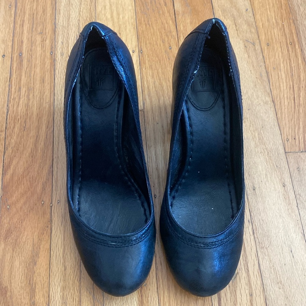 Frye Carson pump